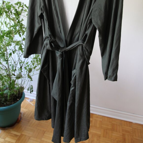 Queen Maddyn dressing gown. - Picture 6 of 13